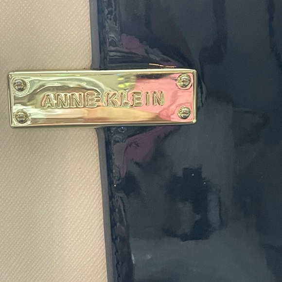 Anne Klein Black and Cream leather Structured Shoulder Bag Sleek Lux Pre-owned​​ - Picture 2 of 13